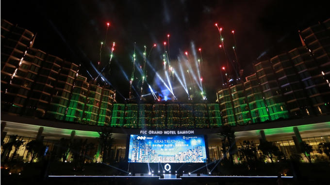 Màn bắn pháo hoa và biểu diễn ánh sáng chào mừng chính thức Khai trương FLC Grand Hotel Samson.