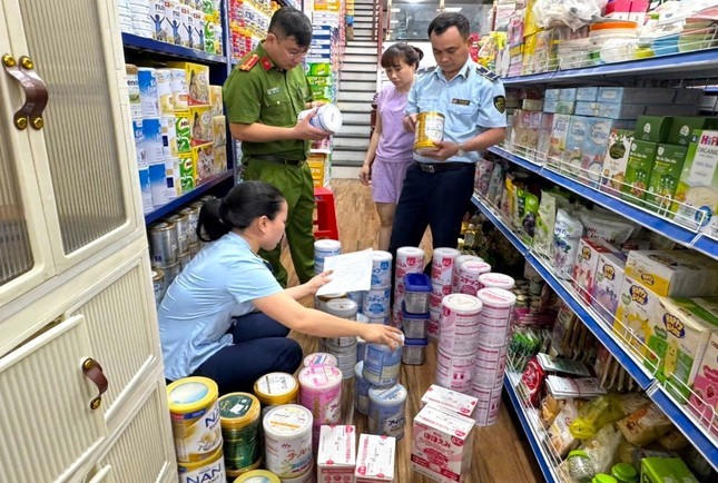 Số lượng lớn sữa bột nghi nhập lậu.