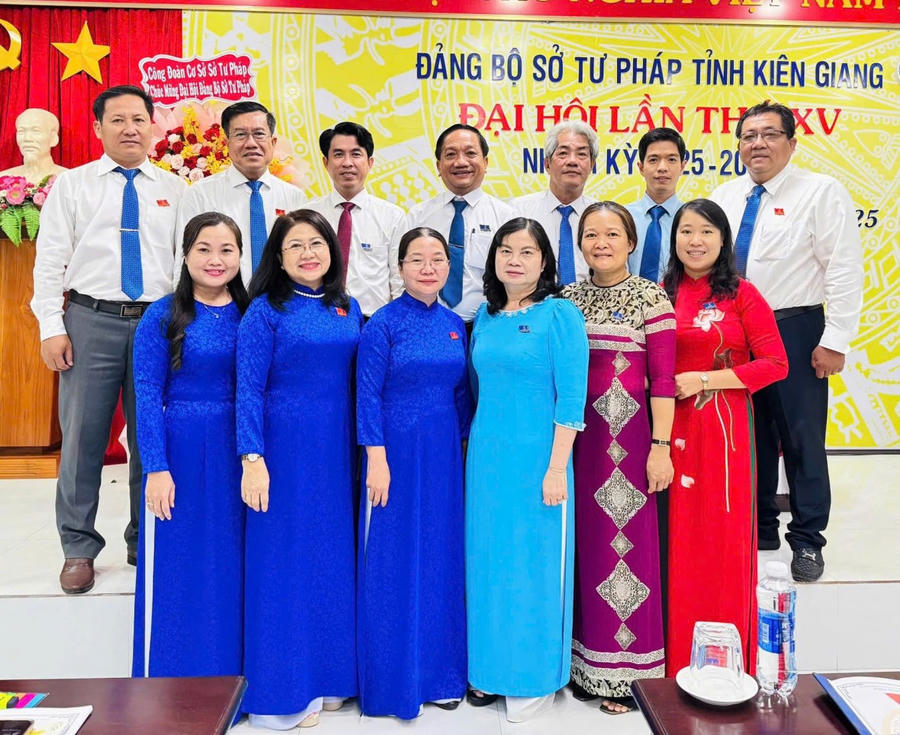 Ban Chấp hành Đảng bộ 02 tỉnh An Giang và Kiên Giang chụp ảnh kỷ niệm