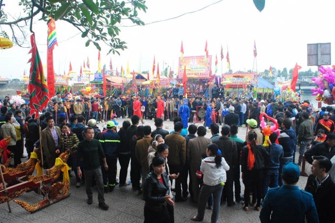 Hàng nghìn người có mặt tham gia các cuộc thi, trò chơi trong ngày khai hội. Ảnh Duy Ngợi.