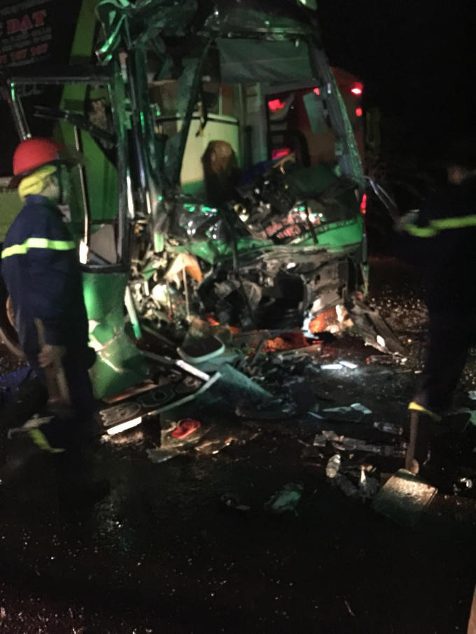 Xe khách giường nằm của nhà xe Đức Đạt bị hư hỏng phần đầu.