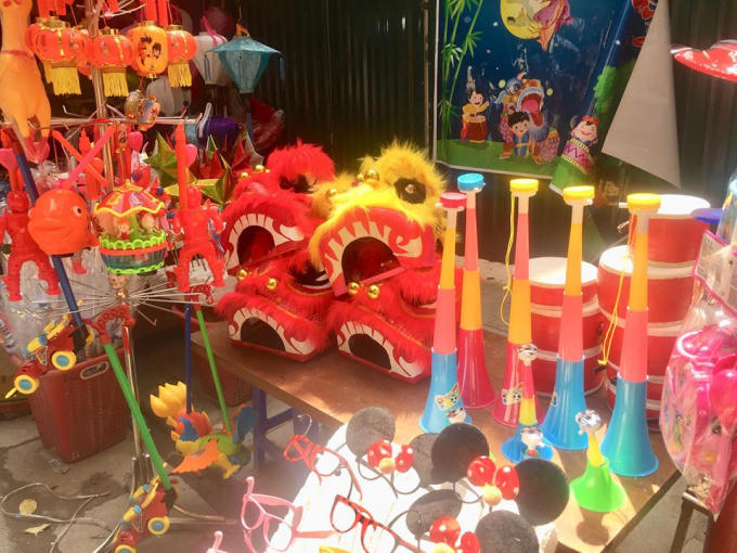 Hà Nội: Phố Hàng Mã nhộn nhịp người mua sắm đồ chơi trước ngày Trung thu