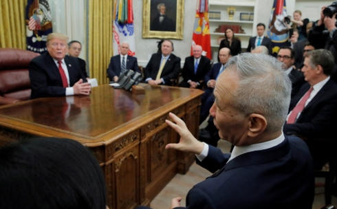Nhà đàm phán Trung Quốc Lưu Hạc (phải) trong cuộc gặp với tổng thống Mỹ Donald Trump vào 31/1.