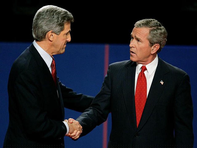 Cuộc tranh luận cuối cùng trong kỳ bầu cử năm 2004 đã phản ánh 2 trường phái diễn thuyết trái ngược nhau. Ông Bush “con” - Tổng thống đương nhiệm khi đó - đưa ra những lập luận đơn giản, trong khi đối thủ đảng Dân chủ John Kerry đưa ra hàng loạt các dữ kiện để bổ sung cho quan điểm của bản thân. Ông Bush “con” đã tái đắc cử.