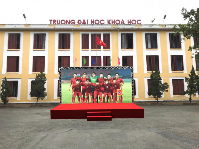 Màn hình lớn tại 77 Nguyễn Huệ TP Huế để cổ vũ cho Olympic Việt Nam trong trận Tứ kết ASIAD 18