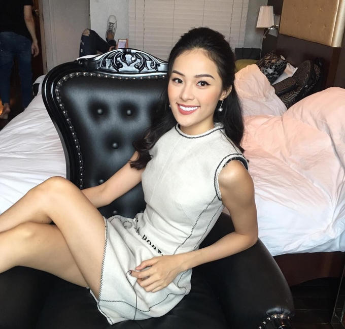 Nụ cười rạng rõ luôn là điểm nhấn trên gương mặt Hạ Vi.