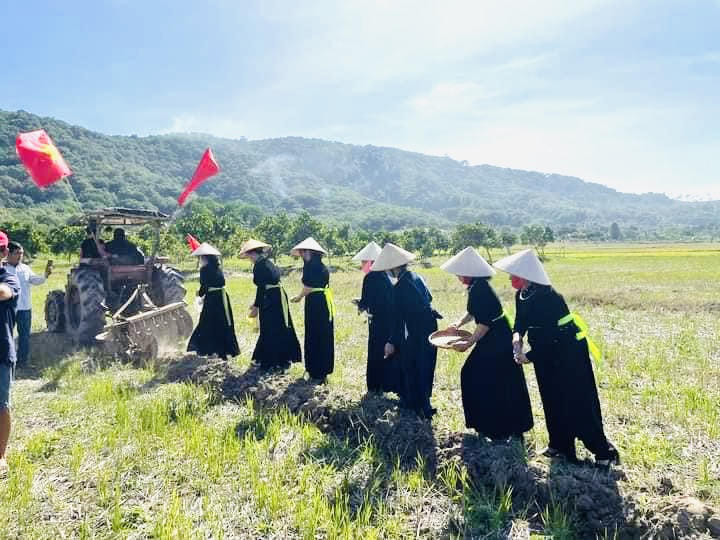 Cuối phần lễ là nghi lễ xuống đồng (cày ruộng) với mong muốn đường cày may mắn đầu năm sẽ mang lại dân khang, vật thịnh, mùa màng bội thu.