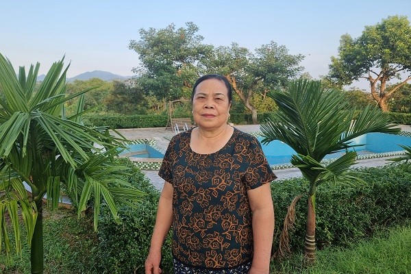 Bà Trần Thị Thư (75 tuổi) cho biết: “ Đồi cỏ hồng của gia đình bà rộng khoảng 3ha, cứ mỗi dịp cuối thu, đồi cỏ hồng bước vào mùa nở rộ nhất, khoe sắc hồng tươi sáng rực cả một vùng, dịp này năm ngoái, có ngày đón hàng nghìn du khách đến vui chơi, thư giãn, chụp ảnh”.