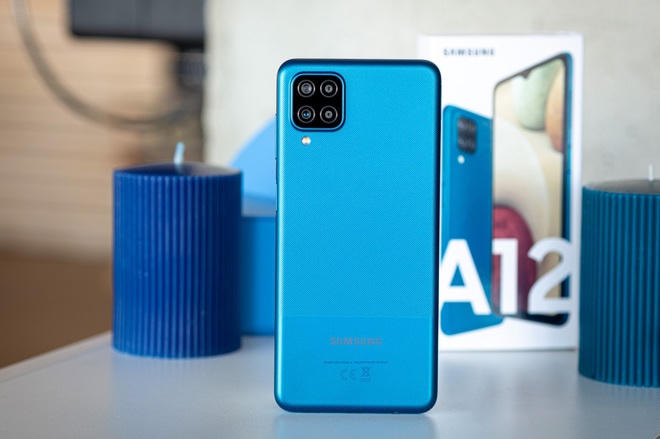 Samsung Galaxy A12 - Máy được trang bị màn hình LCD, kích thước 6,5 inch, nhưng độ phân giải chỉ dừng ở mức HD+. Galaxy A12 sử dụng con chip MediaTek Helio G35, dung lượng RAM 4 GB cùng bộ nhớ 128 GB. Viên pin đi kèm theo máy có dung lượng 5.000 mAh. Máy được bán tại Việt Nam với mức giá từ 4,3 triệu đồng.