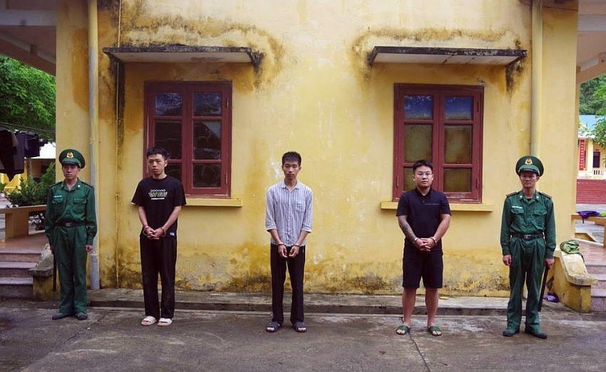Các công dân Trung Quốc bị đồn Biên phòng Quang Long bắt giữ. (Ảnh: Huy Dương).