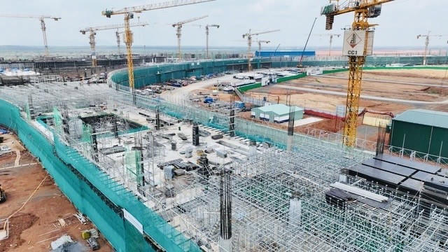 Bước vào mùa mưa, việc thi công trên công trường có thể sẽ bị gián đoạn.