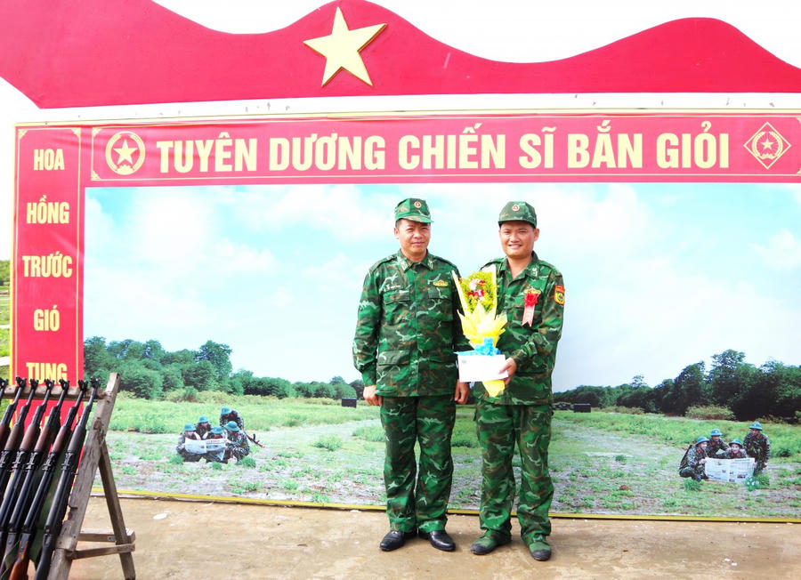 Đại tá Lê Đình Sơn - Phó Chỉ huy trưởng kiêm Tham mưu trưởng Ban Chỉ huy BĐBP tỉnh Cà Mau, tặng hoa chúc mừng cho cá nhân đạt thành tích bắn giỏi tại thao trường.