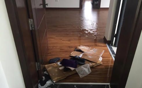 Nước chảy v&agrave;o nhiều nh&agrave; d&acirc;n tại tầng 21 g&acirc;y ảnh hưởng nặng nề.