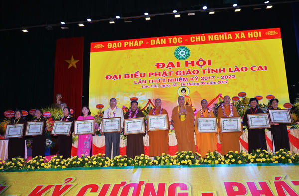 Tặng nhiều Bằng Tuyên dương Công đức, Bằng khen đến các tập thể, cá nhân BTS GHPGVN tỉnh Lào Cai.