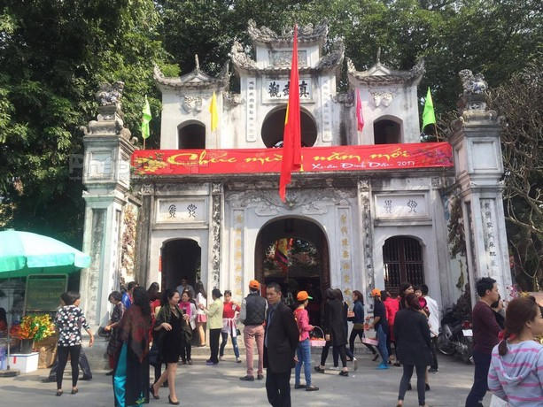 Tại đền Quán Thánh lượng người đổ về quá đông khiến một số tuyến đường bị ùn ứ, dòng người di chuyển rất khó khăn.