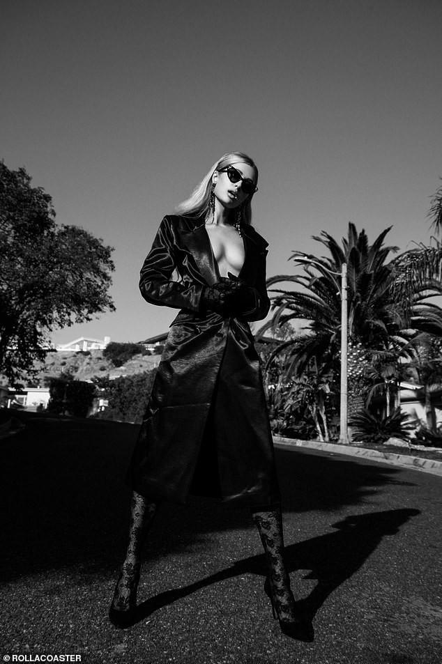 Cô nàng thừa kế Paris Hilton táo bạo cởi áo bán nude - ảnh 4