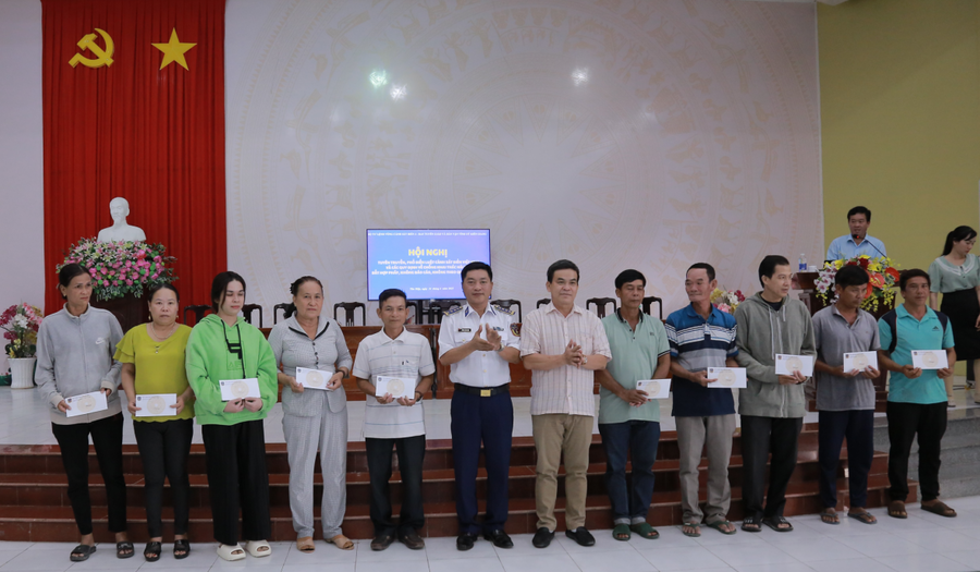 Đại diện Bộ Tư lệnh Vùng Cảnh sát biển 4 và đại diện Ban Tuyên giáo và Dân vận tỉnh ủy Kiên Giang tặng quà cho bà con ngư dân có hoàn cảnh gia đình khó khăn tại thị trấn Tân Hiệp