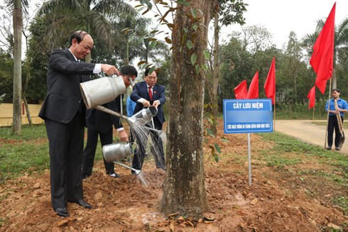 Trồng cây đầu xuân Mậu Tuất ở một huyện của Hà Nội. Ảnh: Hà Nội Mới