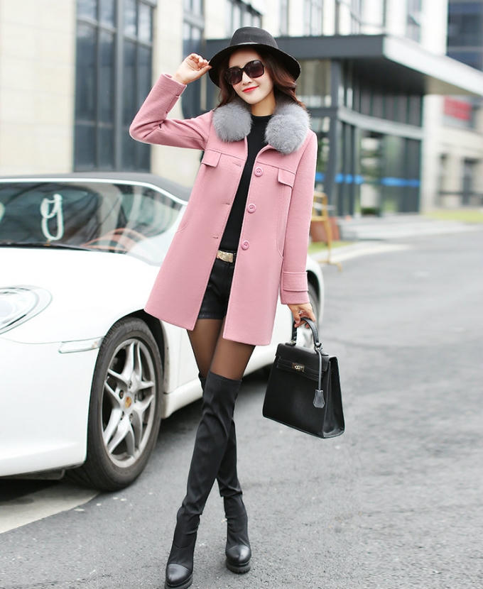 Một chiếc áo khoác dạ màu hồng sẽ làm toát lên vẻ nữ tính và xinh xắn của bạn. Ảnh: Nguồn internet
