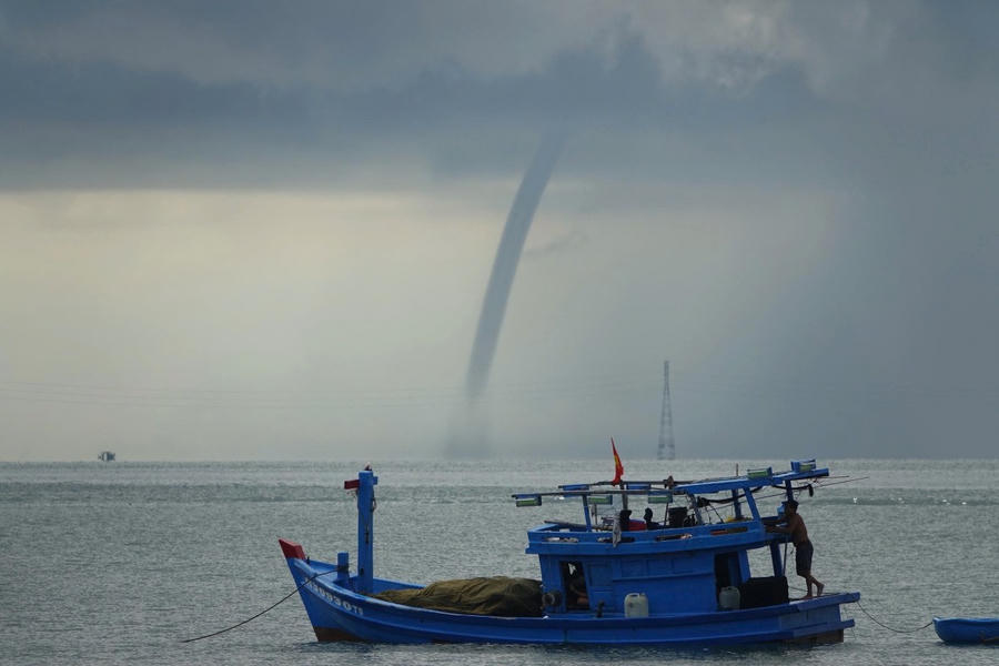 vòi rồng khổng lồ (hay còn gọi là lốc xoáy)