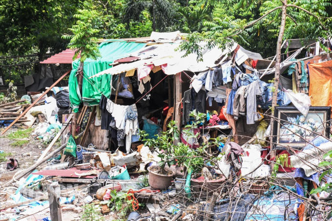 Nhiều người gọi đây là khu “ổ chuột”. Mọi sinh hoạt đời thường như nấu ăn, giặt rũ đều diễn ra trong căn phòng chỉ rộng vỏn vẹn 6 m2. Ảnh: Phan Anh