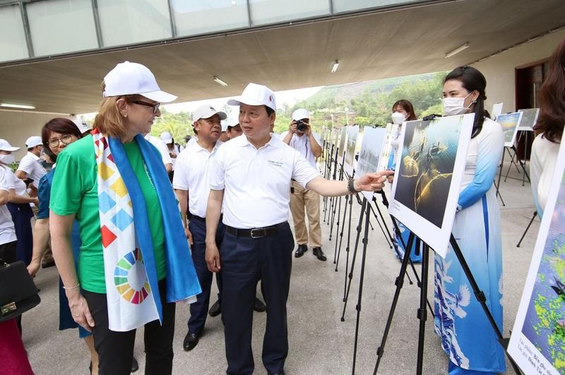 Bộ trưởng Trần Hồng Hà giới thiệu với Trưởng Đại diện Thường trú UNDP tại Việt Nam những bức ảnh về bảo vệ môi trường và đa dạng sinh học tại Việt Nam