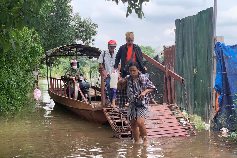Mỗi chuyến đò chở tối đa 5 xe và 10 người, mỗi lượt di chuyển phải trả cho lái đò là 20.000 đồng/người.