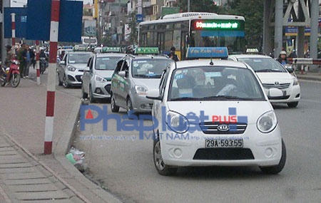 Những chiếc taxi "dàn trận" trước cổng bệnh viện Bạch Mai. Ảnh: Như Trường