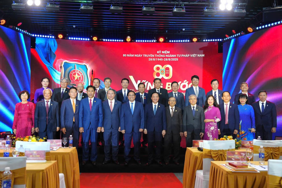 Thủ tướng Phạm Minh Chính chụp ảnh lưu niệm cùng các đại biểu.