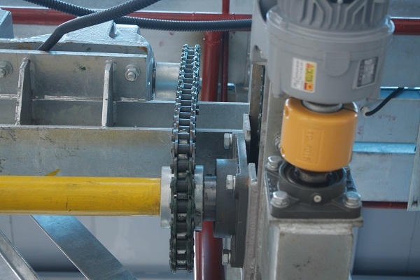 Hệ thống giàn thép đỗ xe có cơ cấu nâng hạ và dịch chuyển sang ngang bằng cáp, xích và tấm pallet chuyên dụng. Ảnh: Như Trường.