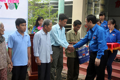 Phó thủ tướng trao quà cho các gia đình nghèo, gia đình chính sách. (Ảnh: VOV).