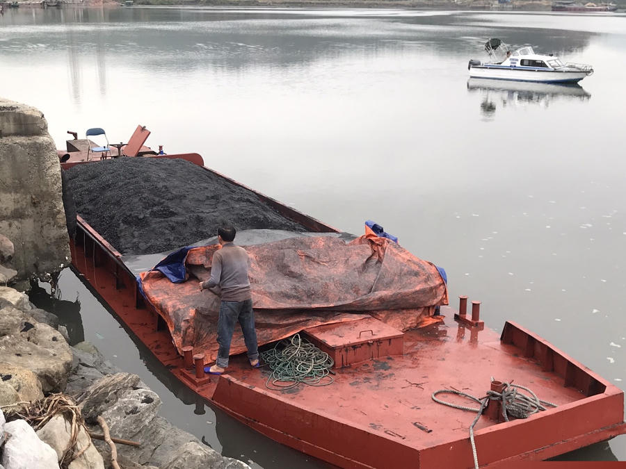 Phương tiện chở than bị lực lượng chức năng phát hiện, thu giữ.