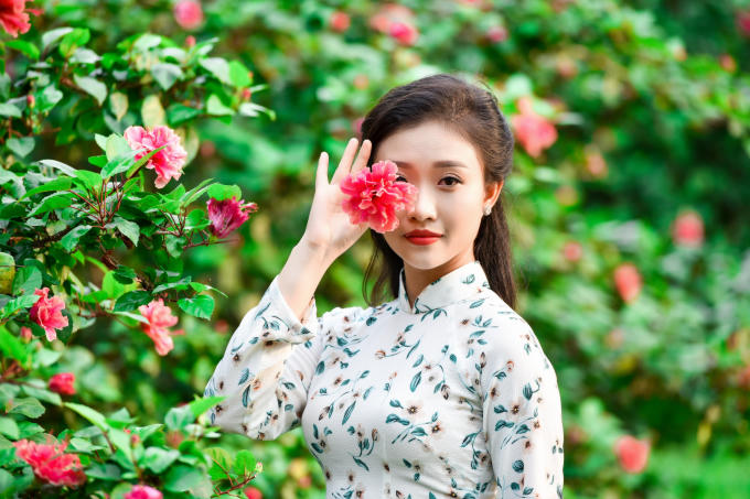 Cứ vào tháng 5-7 hàng năm, thời điểm hoa râm bụt nở rộ nhưng ở Hà Nội thì mọi người cũng rất dễ bắt gặp hình ảnh các cô gái đua nhau chụp những bộ ảnh lãng mạn bên loài hoa đẹp thể hiện sức sống mãnh liệt tràn trề như tuổi trẻ trên đường Hoàng Diệu.