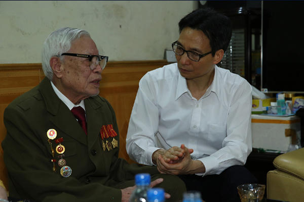 Phó Thủ tướng Vũ Đức Đam thăm thăm gia đình ông Bùi Văn Đáp (93 tuổi), cựu chiến sĩ Điện Biên năm xưa, ở tổ 17, phường Mường Thanh.