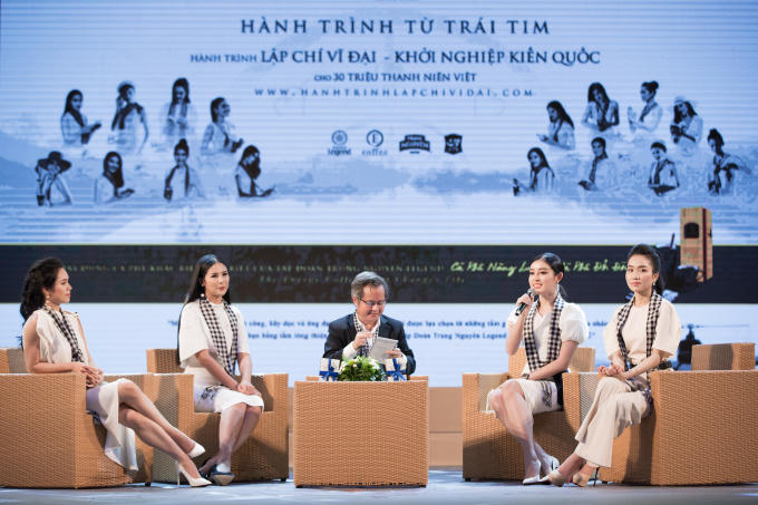 Hồ Ngọc H&agrave;, Ho&agrave;ng Th&ugrave;y Linh khiến sinh vi&ecirc;n đứng ngồi kh&ocirc;ng y&ecirc;n