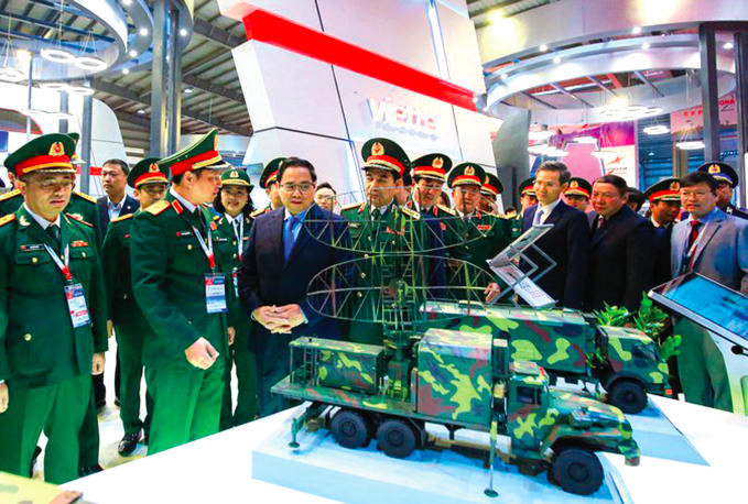 Thủ tướng Phạm Minh Chính thăm gian hàng trưng bày sản phẩm mới tại Triển lãm Quốc phòng quốc tế Việt Nam 2022 của Viettel.