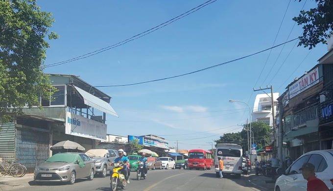 Bị xử phạt yêu cầu tháo dỡ từ năm 2012 nhưng nhà hàng Thành Phát hiện đang hoạt động.