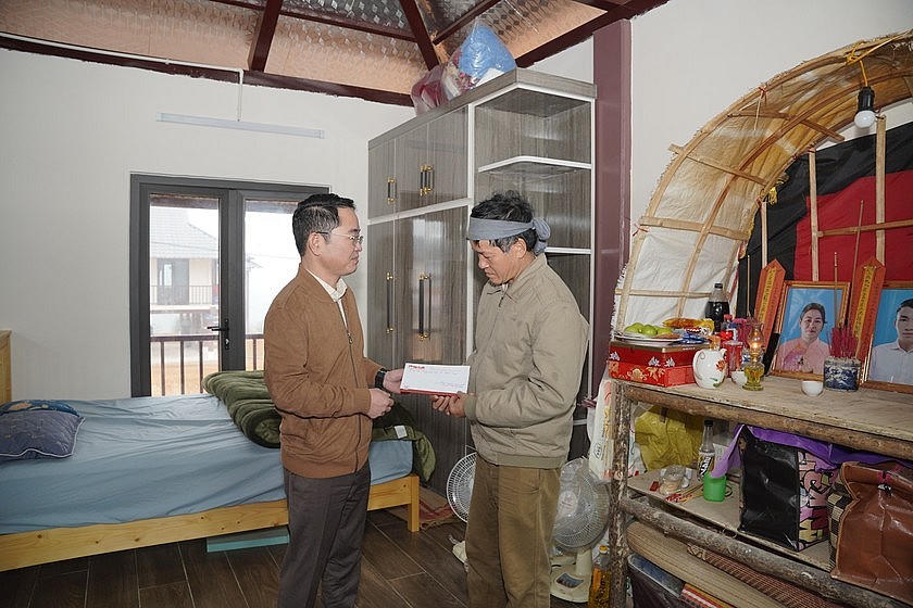 Tổng biên tập Báo Pháp Luật Việt Nam trao quà cho người dân Làng Nủ trong ngôi nhà mới. Ảnh: Đức Tuyển.
