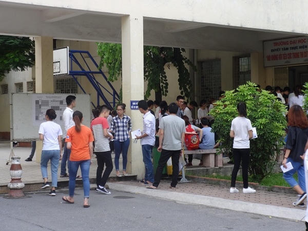 6h45 phút các em bắt đầu vào phòng thi, chuẩn bị cho môn thi đầu tiên.