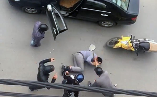 Nạn nhân bị nhóm côn đồ đánh đập dã man giữa ban ngày ở Hải Phòng. (Ảnh cắt từ clip)