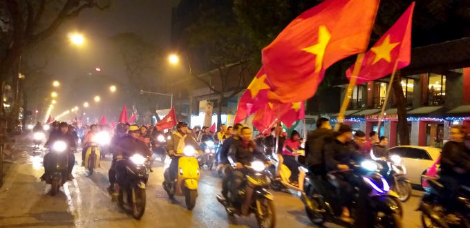 Chỉ ít phút sau trận đấu giữa đội tuyển Việt Nam và Jordan, các tuyến đường hướng về Hồ Gươm bắt đầu đông dần lên.