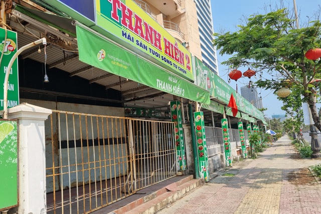 Không chịu nổi thua lỗ, nhiều nhà hàng buộc phải đóng cửa nghỉ bán. Một số nhà hàng lớn có 2 cơ sở thì buộc phải đóng cửa một cơ sở, chỉ hoạt động một cơ sở.