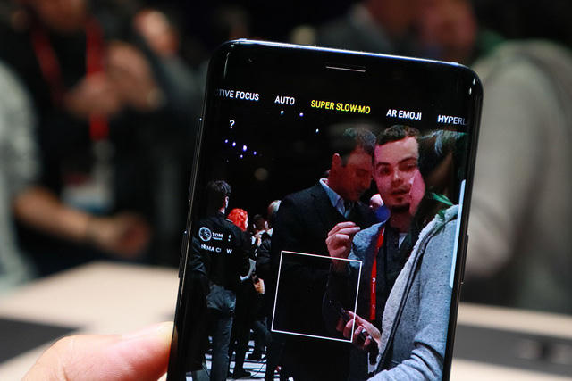 Nổi bật là chế độ quay siêu chậm Super Slow-mo có khả năng thu được 960 khung hình trên giây, cho ra những thước phim tốc độ siêu chậm. Galaxy S9 còn tích hợp tính năng Motion Detection thông minh có thể tự động phát hiện chuyển động trong khung hình và tự động bắt đầu ghi lại. Sau khi thu lại đoạn phim Super Slow-mo, người dùng có thể chọn nhạc nền từ 35 lựa chọn khác nhau hoặc tự thêm một bài nhạc từ danh sách phát yêu thích của mình.