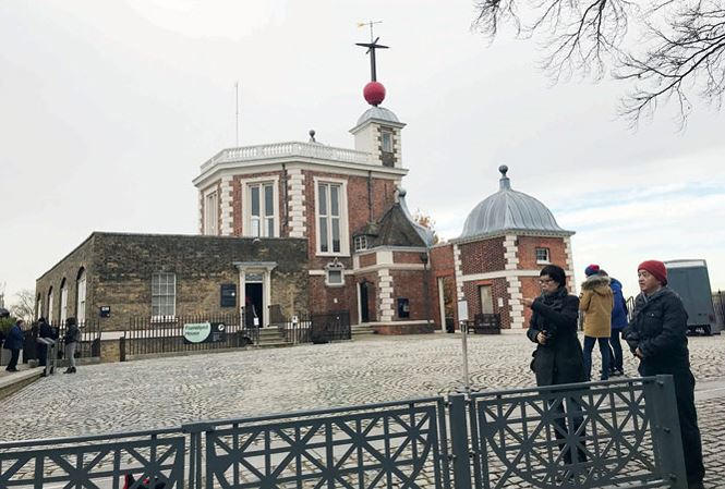 Quả cầu thời gian màu đỏ trên nóc toà nhà chính của Ðài Thiên văn Hoàng gia Greenwich.