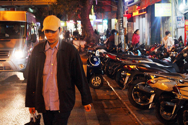 Tại Hàng Đường, vỉa hè trở thành nơi trông giữ xe, thu lời béo bở của nhiều hộ kinh doanh.