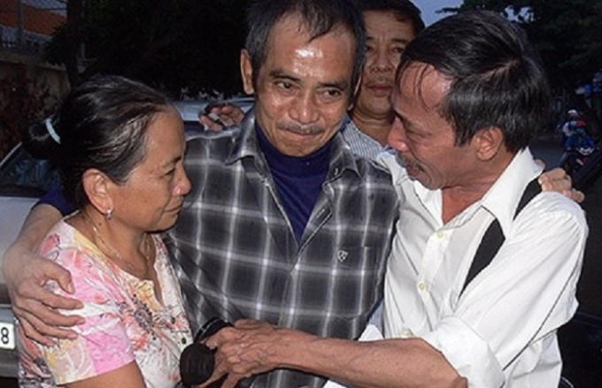 Người tù oan Huỳnh Văn Nén (ở giữa) trong ngày được trả tự do.