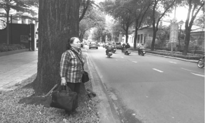 Người mẹ đón xe buýt cho kịp chuyến xe khách về Quảng Ninh.