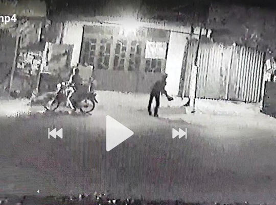 Hình ảnh nhóm thanh niên ném chất bẩn vào nhà bà Dịu - Ảnh cắt từ clip.