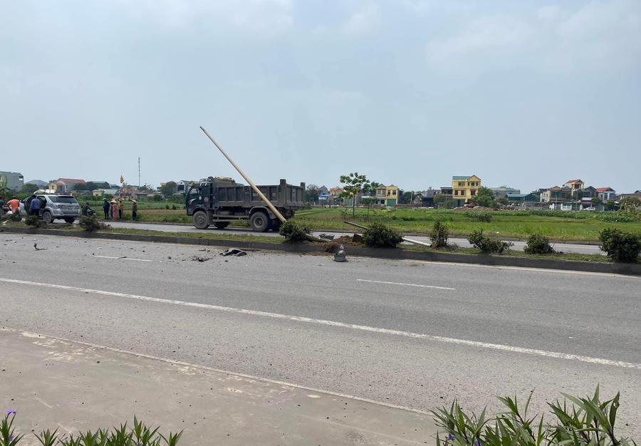 Cây cột điện trên dải phân cách bị đâm đổ. Ảnh CTV