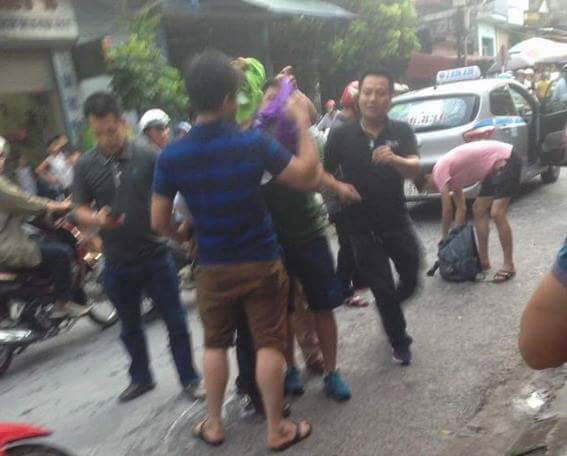 Các trinh sát bắt giữ Lê Văn Thọ. Ảnh: Cơ quan Công an và bạn đọc cung cấp.